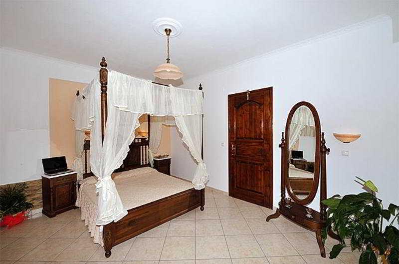 B Suites Fira  Bagian luar foto